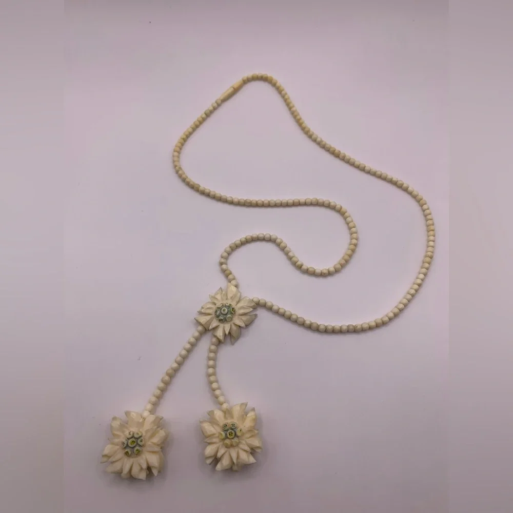 Vintage carved bone flower necklace - Picture 3 of 5